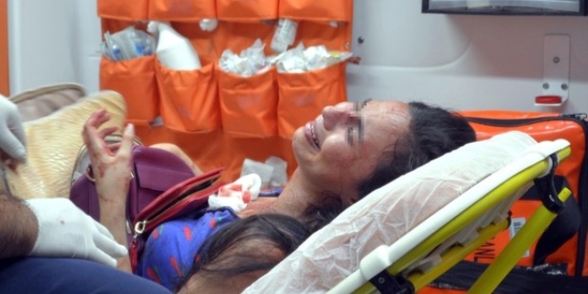 Dayak yiyen kadın polis lojmanına sığındı
