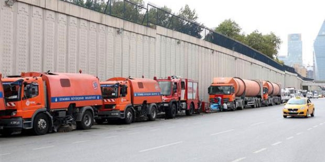 Belediye araçları kışla önünden çekiliyor