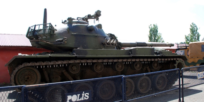 Kars'ta darbe srasnda el konulan tank ile bir askeri ara, birlie teslim edildi