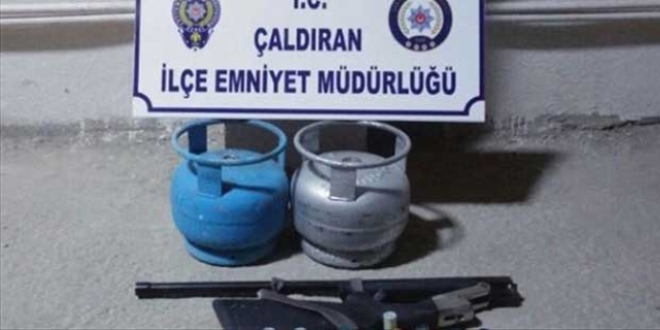 Van'da patlay�c�larla tuzaklanm�� piknik t�pleri ile av t�fe�i ele ge�irildi