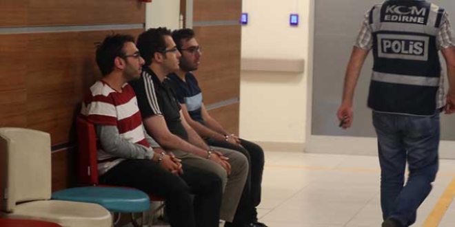 FETÖ üyeleri, sahte evrakla sınırı geçmek üzereyken yakalandılar