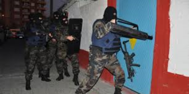 İzmir'de FETÖ'ye finans sağladıkları düşünülen adreslere operasyon