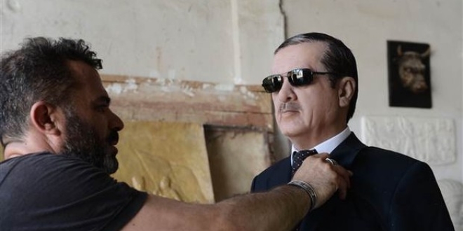 Erdoğan'ın büstünde demokrasi nöbetçilerinin saçını kullandı