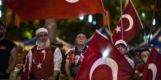 Meydanlardaki demokrasi nöbeti sürüyor