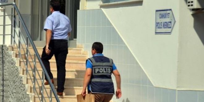 Karabk'te tutuklanan retmenin evinde arama yapld
