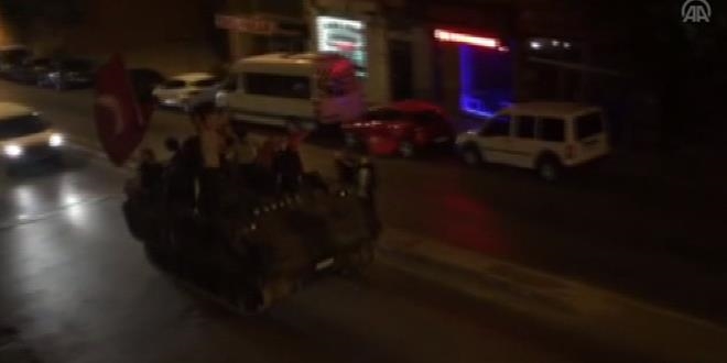 Vatandaşlar darbecilerin terk ettiği tankla konvoy yaptılar