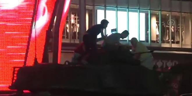 �ehit babas�n�n tank�n �st�ndeki son g�r�nt�leri a�latt�