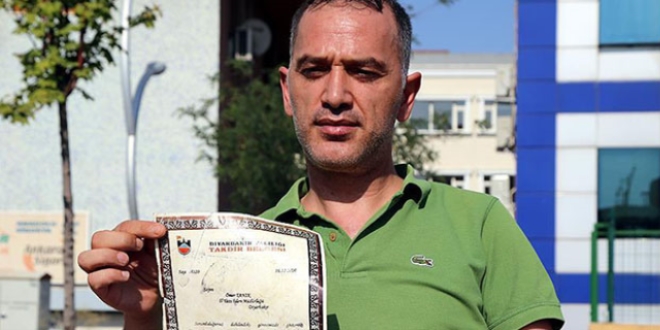Memur, Vali Mutlu'dan aldığı takdirnameyi iade etti