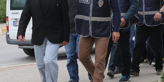 Adana'da 1'i kadın, 13 polis gözaltına alındı