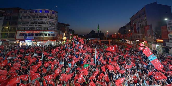 Van'da 150 bin Trk bayrayla 'tarihe not dld'