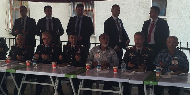Orgeneral Akar şehit ailesini ziyaret etti