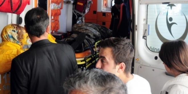 Van'da askeri araç devrildi: 2 yaralı