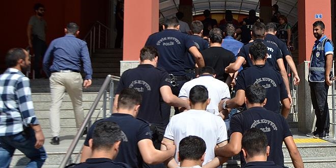 Kayseri'de gzaltna alnan polislerden 45'i adliyeye sevk edildi