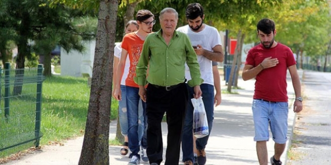 �niversiteyi kazanan 72 ya��ndaki hurdac�, bursu kabul etmedi