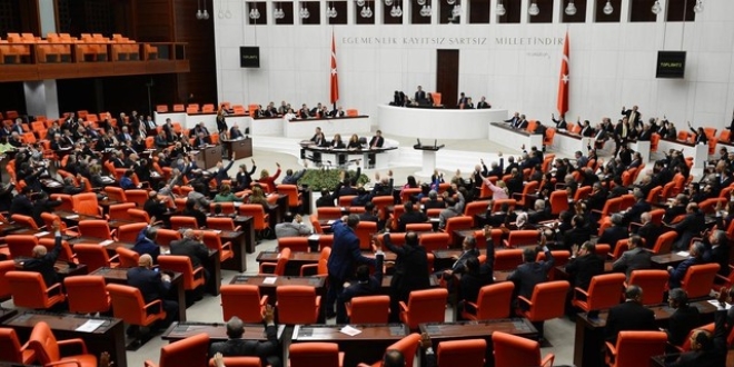 AK Parti, CHP ve MHP yeni anayasa paketi iin ilk kez bulutu