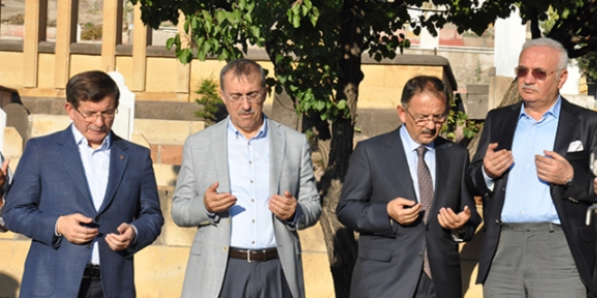 �zhaseki ve Davuto�lu, cenaze t�renine kat�ld�