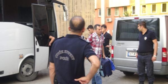 Mardin'de gzaltna alnan 15 polis tutukland