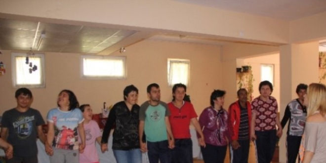 Engellilerin yüzü 'folklor' ile gülüyor