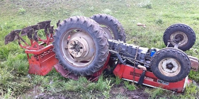 K�tahya'da trakt�r devrildi: 3 yaral�