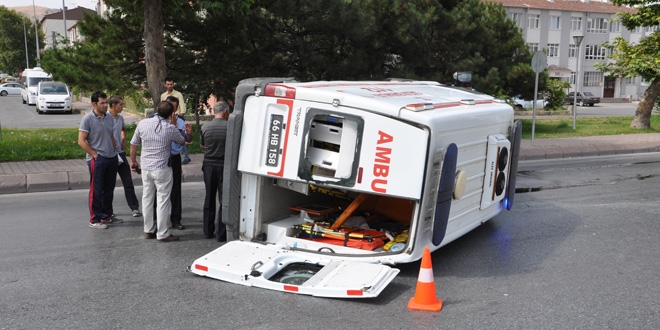 Kayseri'de ambulans ile otomobil arpt: 5 yaral
