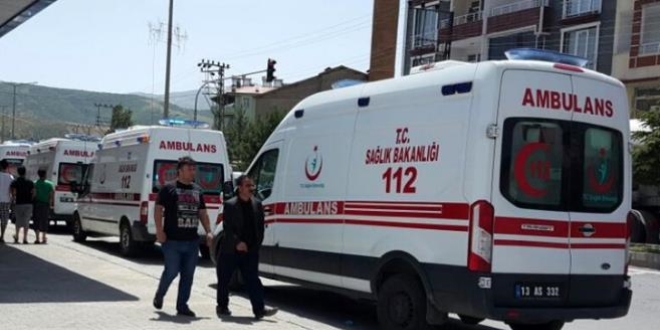 Bitlis'te polis ekiplerine saldr: 3 polis yaral