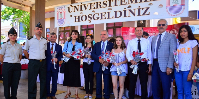 Rektör ve Vali Yard. yeni öğrencileri karanfille karşıladı