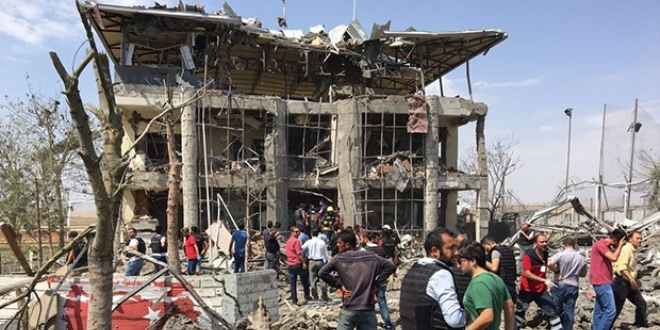 Diyarbakır'da terör saldırısı: 5 polis'i 8 şehit