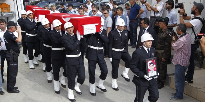 Diyarbakr'da ehit olan polis ve olu yanyana defnedildi