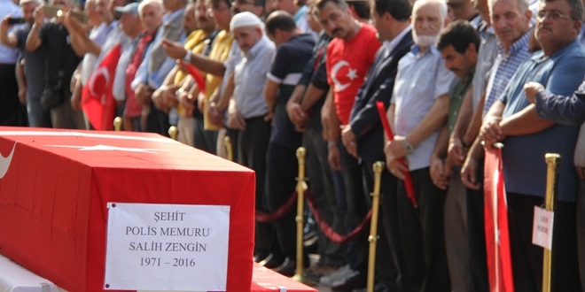 Tayini çıktığı gün şehit olan polis de toprağa verildi