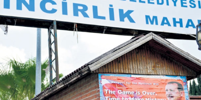 İncirlik'te İngilizce 'Oyun bitti' afişi