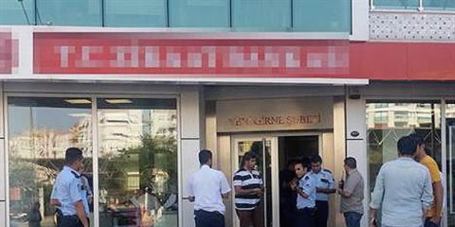 Güvenlik görevlisi banka çalışanlarını rehin aldı