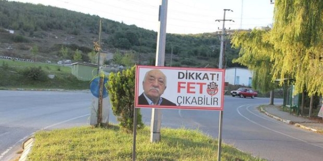 Ferizli Belediyesi'nden 'Dikkat FETÖ çıkabilir' yazılı levha