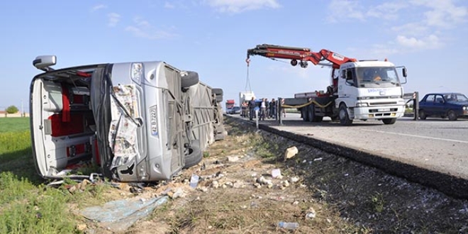 Yolcu otobüsü devrildi: 4 ölü, 30'a yakın yaralı