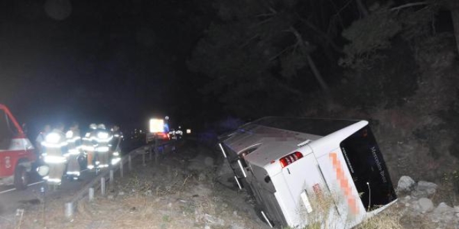 Afyonkarahisar'da otobüs şarampole devrildi: 9 yaralı
