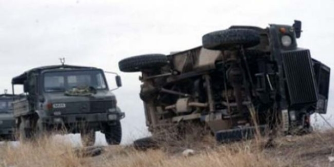 Z�rhl� askeri ara� otomobille �arp��t�: 1 �ehit