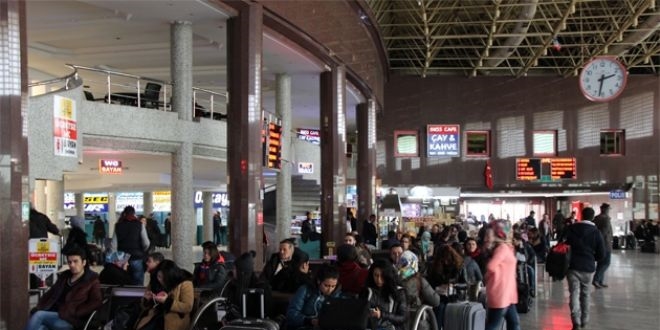 Rektör yeni öğrencileri otogarda karşıladı