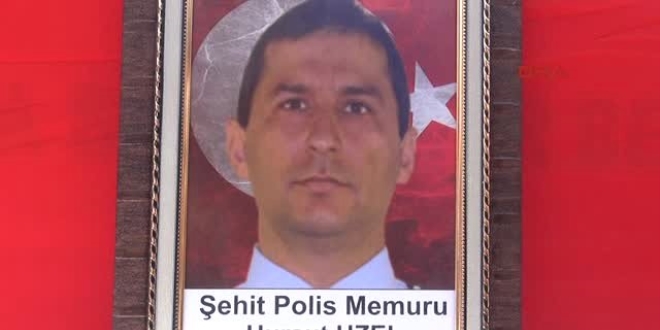 Demokrasi şehidi polisin ailesine daire bağışladı