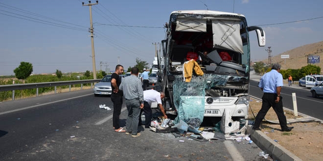 Malatya'da yolcu otobüsü tıra çarptı: 3 yaralı