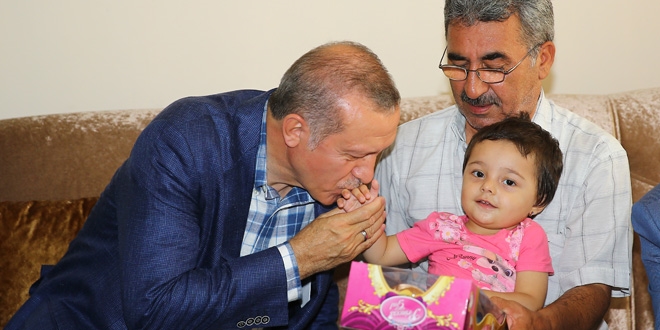 Cumhurbakan Erdoan ehit ailelerini ziyaret etti