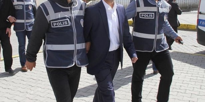 İzmir'de 1 vali yardımcısı, 1 kaymakam ve 2 asker gözaltında