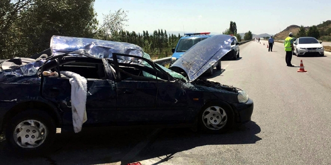 �orum'da otomobil devrildi: 2 �l� 2 yaral�