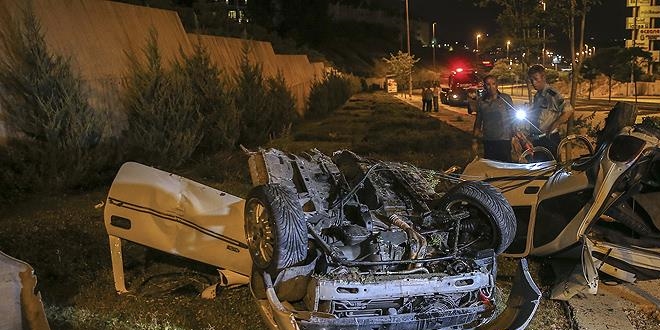 Ba�kentte ayd�nlatma dire�ine �arpan otomobil ikiye b�l�nd�: 1�l�, 2 yaral�