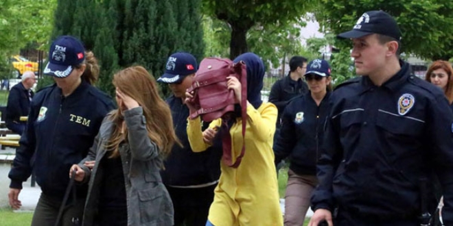 İzmir Tire'de FETÖ'den 22 kadından 12'si tutuklandı