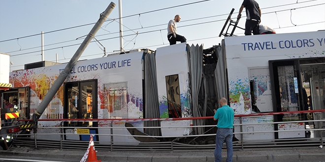 Merter'de tramvay yüksek gerilim hattına çarptı