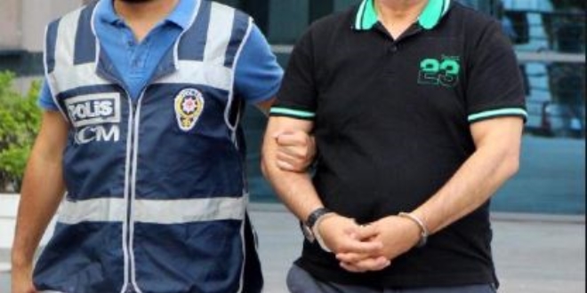 Aranan iş adamı, yurt dışına kaçarken yakalandı