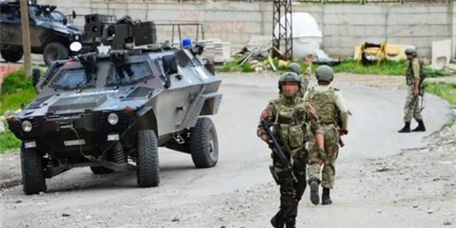 Patlayıcıyı imha etmeye çalışan güvenlik güçlerine saldırı