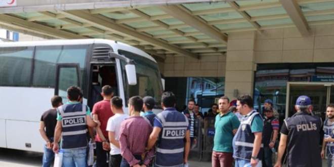 Denizli'de 6'sı akademisyen, 53 kişi gözaltına alındı