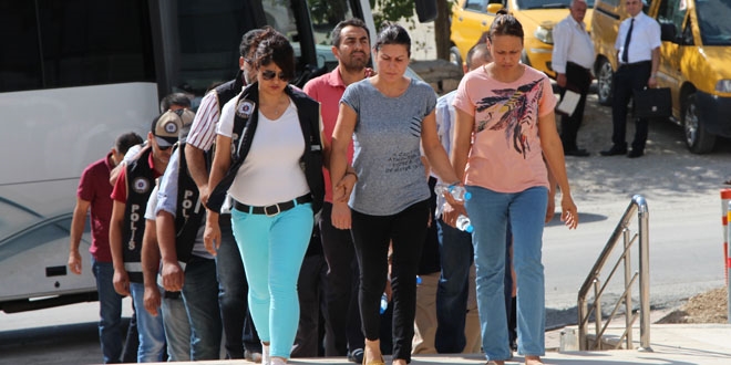 Elazığ'da, adliyeye sevk edilen 7 polis tutuklandı
