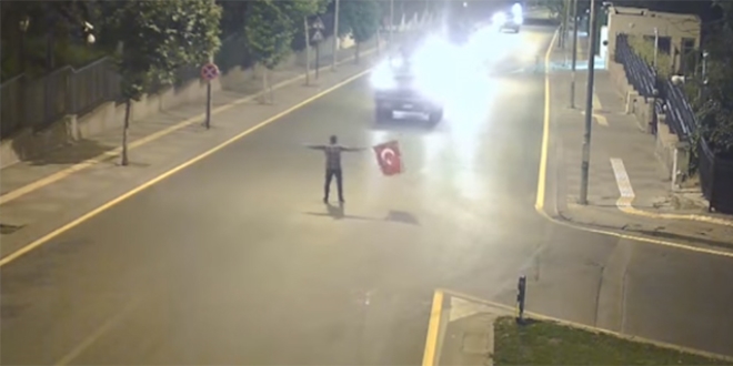 Vali, 5 tankın karşısına tek başına çıkan genci misafir etti