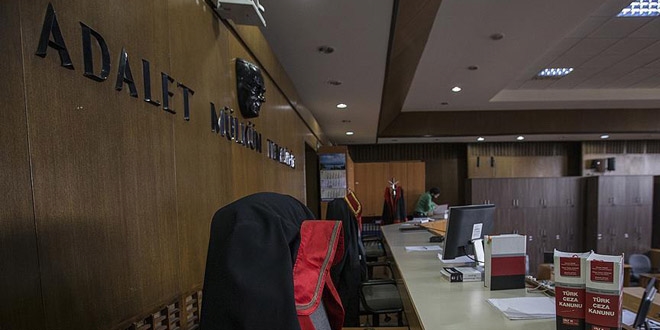 Ankara'da 8 askeri hakim ve savcı tutuklandı